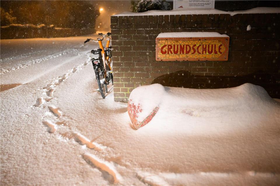 Das Winterwetter hatte einen regulären Schulbetrieb in Niedersachsen zuletzt fast unmöglich gemacht. (Archivbild) Julian Stratenschulte/dpa