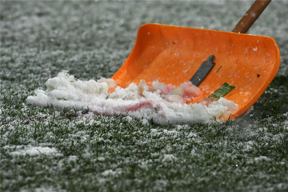 Das Winterwetter könnte auch Einfluss auf die Spiele in der Fußball-Bundesliga haben. (Symbolbild)Patrick Seeger/dpa
