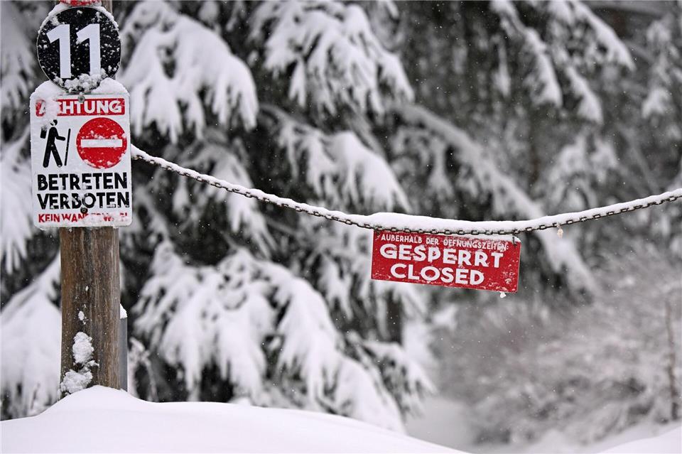 Das Winterwetter lockt zu einem Ausflug in höhere Lagen zum Rodeln - für Menschen, die aber selbst Wintersport treiben wollen, ist Oberhof aktuell nicht der Ort der Wahl: Wegen des Biathlon-Weltcups sind dort etwa die Skiloipen gesperrt.Jennifer Brückner/dpa