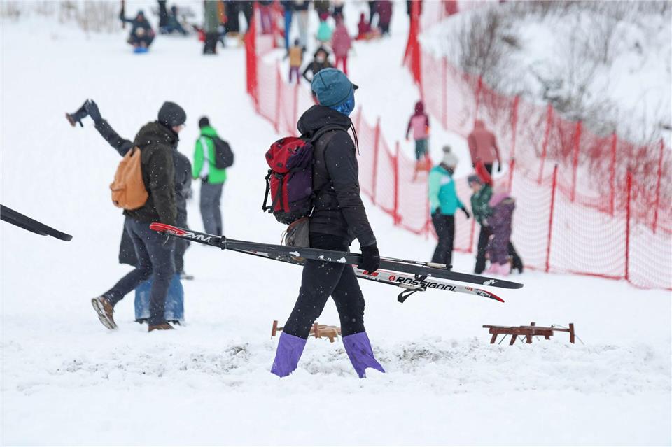 Das Winterwetter sorgt für Betrieb auf den Skipisten im Harz.Matthias Bein/dpa