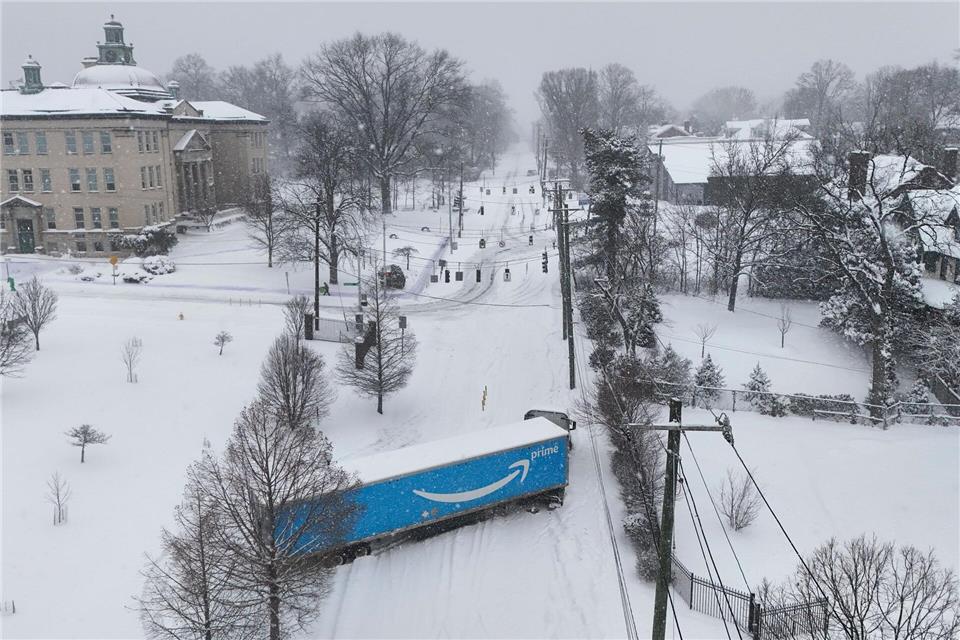 Das Winterwetter sorgt für Verkehrschaos. Joshua A. Bickel/AP/dpa