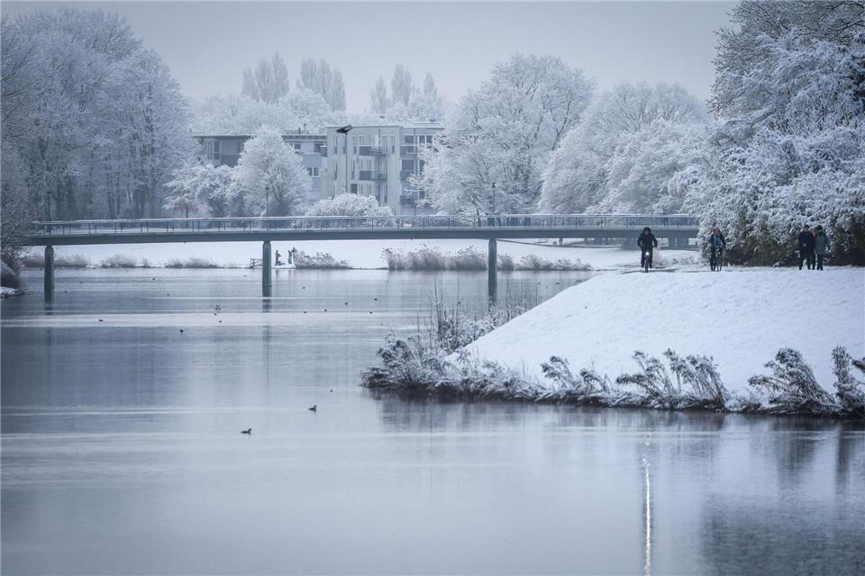 Das Winterwetter sorgt in Bremen für schöne Landschaften und Herausforderungen. Regulären Schulunterricht gibt es am Montag nicht. Focke Strangmann/dpa