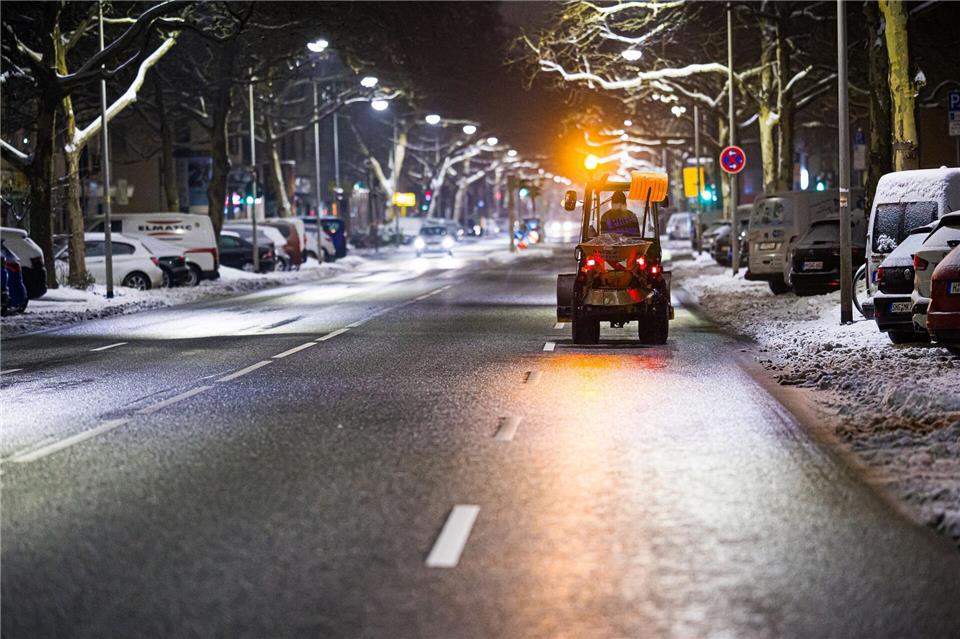 Das Winterwetter sorgt in Niedersachsen und Bremen weiter für glatte Straßen.Moritz Frankenberg/dpa