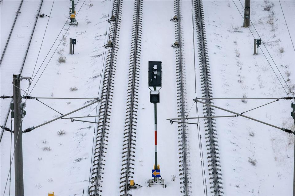 Das Winterwetter sorgt weiter für Ausfälle auf den Schienen. (Symbolbild) Jan Woitas/dpa