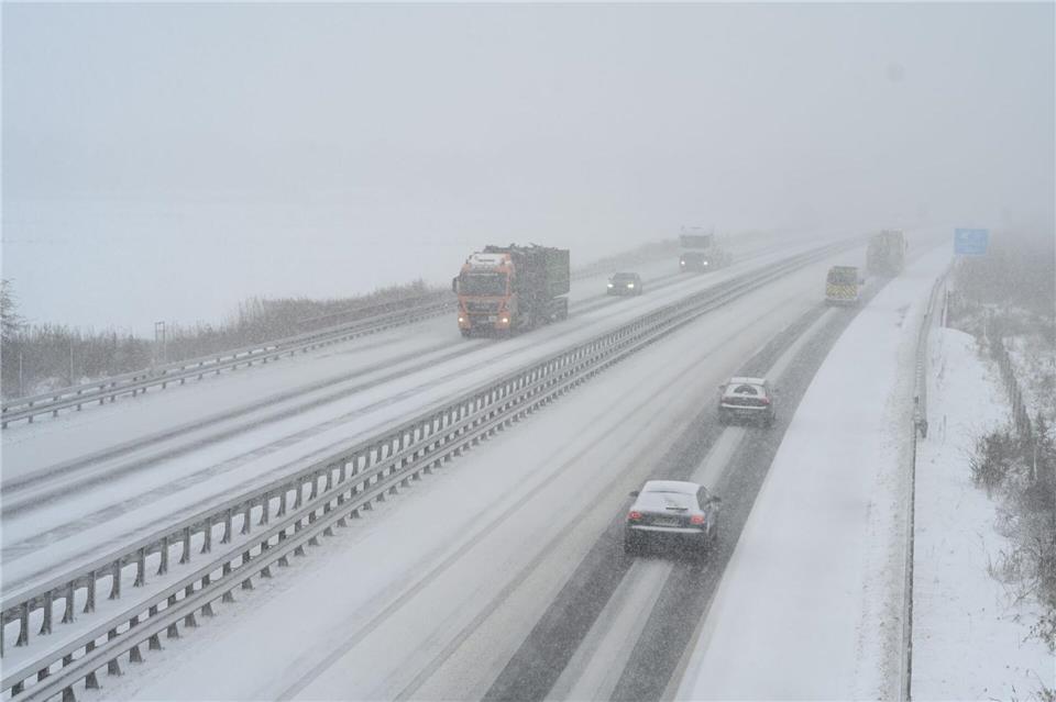 Das Winterwetter stellt viele Menschen in Niedersachsen und Bremen vor Herausforderungen.  Lars Penning/dpa