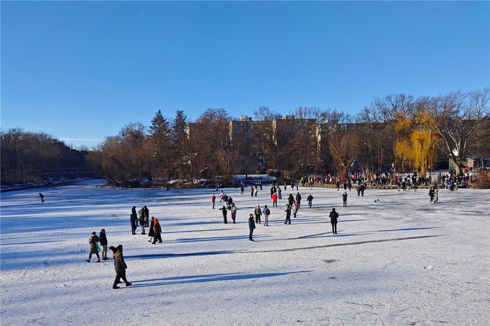 Das Winterwetter zog viele Menschen auf zugefrorenen Flächen.Stella Venohr/dpa