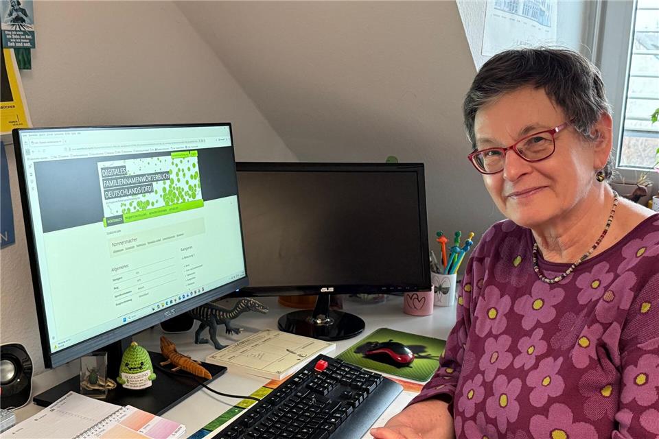 Das Wissenschaftlerteam um die Germanistin Rita Heuser baut nach und nach ein umfangreiches Online-Familiennamenwörterbuch auf. Christian Schultz/dpa /dpa