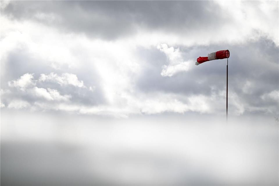 Kühler Start in die Winterzeit: Wetter bleibt ungemütlich Das Wochenende bringt weiter ungemütliches Wetter. Marius Bulling/dpa