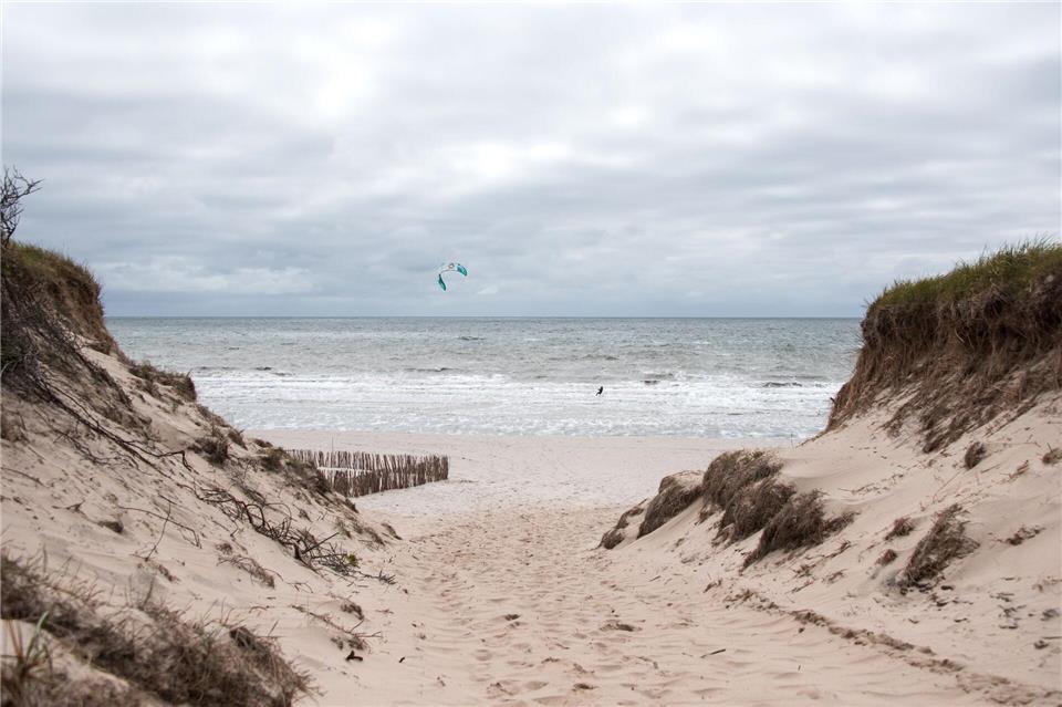 Das Wochenende in Norddeutschland wird laut Deutschem Wetterdienst bedeckt - teilweise soll es zu Regen und starken Windböen kommen. (Symbolbild)Daniel Bockwoldt/dpa/Daniel Bockwoldt