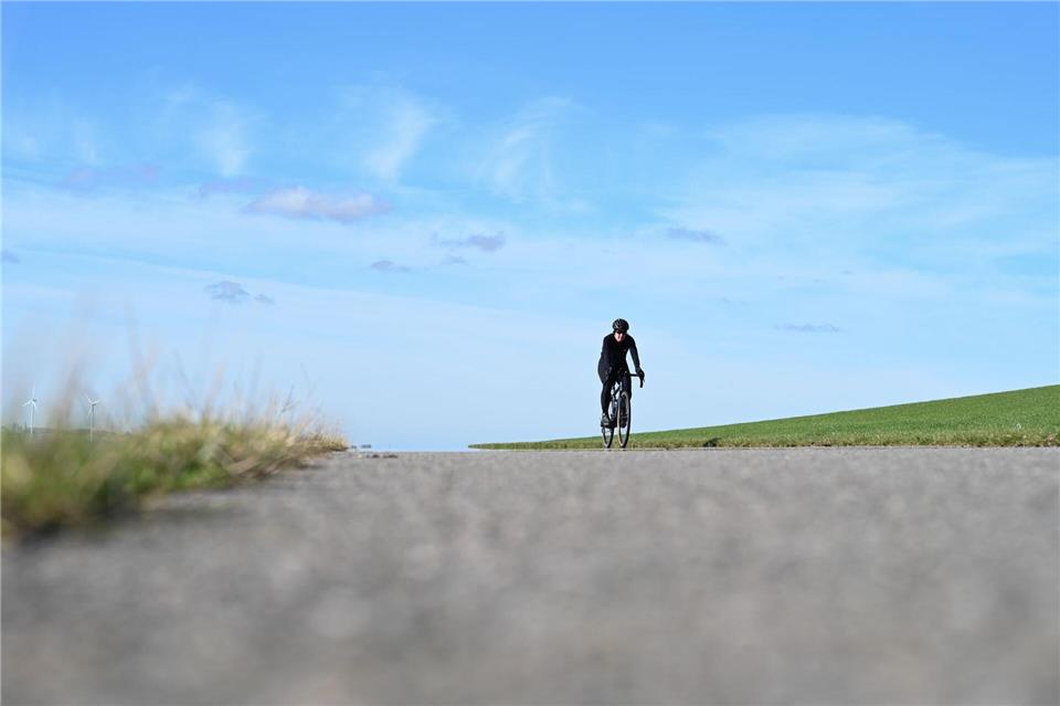 Das Wochenende startet freundlich und sonnig. (Symbolbild)Lars Penning/dpa
