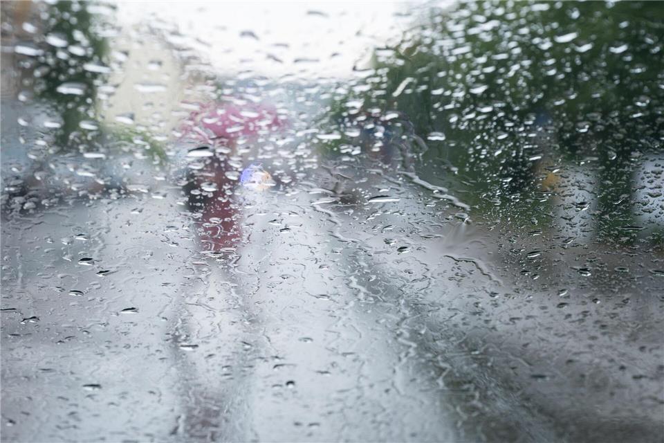 Das Wochenende wird nass und stürmisch. (Archivbild)Bernd Weißbrod/dpa