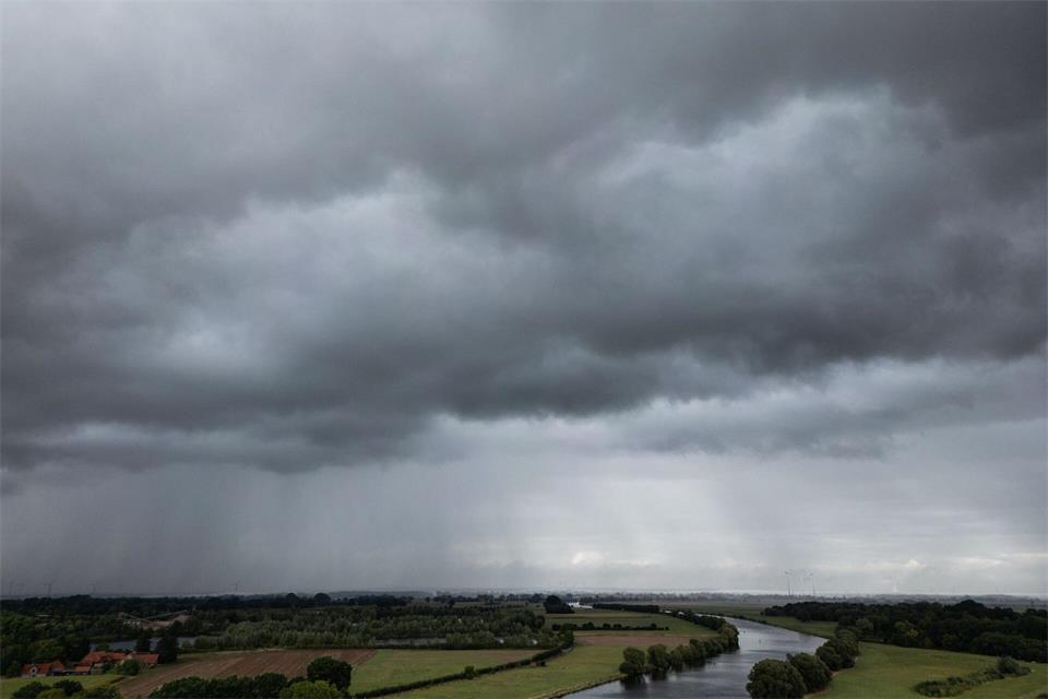 Das Wochenende wird regnerisch in NRW.Boris Roessler/dpa