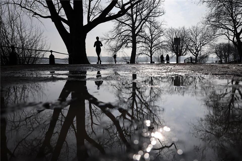Das Wochenende wird wechselhaft, in der nächsten Woche folgt Tauwetter. (Symbolbild)Christian Charisius/dpa