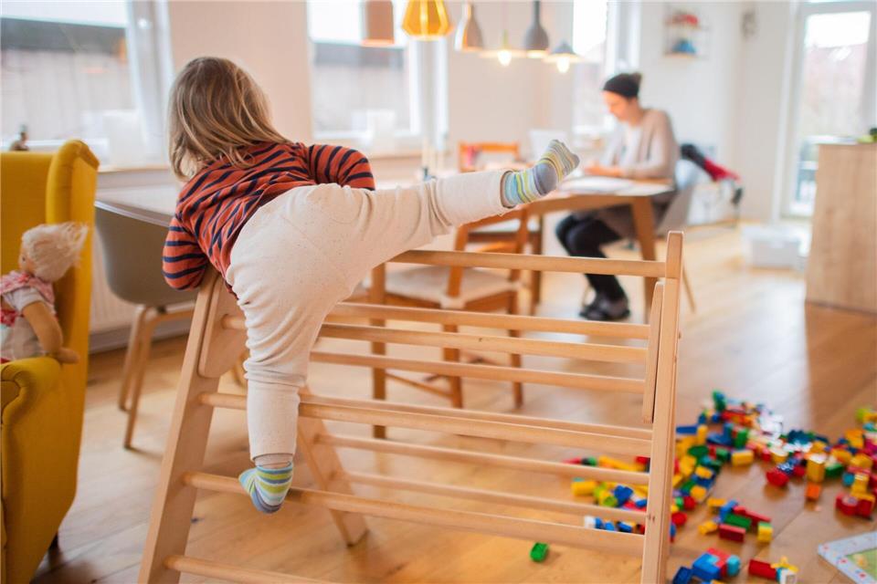 Das Wohnzimmer kann tagsüber Spielfläche und abends Rückzugsort sein: Flexible Raumgestaltung hilft, die Bedürfnisse von Kindern und Eltern zu vereinen.picture alliance/dpa