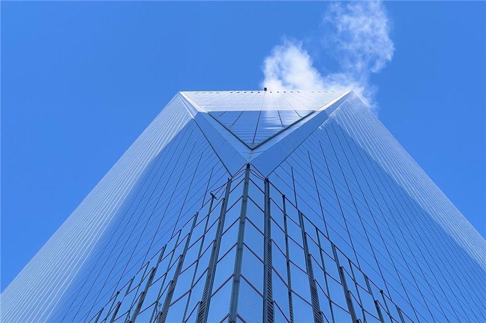 Teure beste Aussicht - New Yorks Wolkenkratzer im Wettbewerb Das World Trade Center von unten.Benno Schwinghammer/dpa