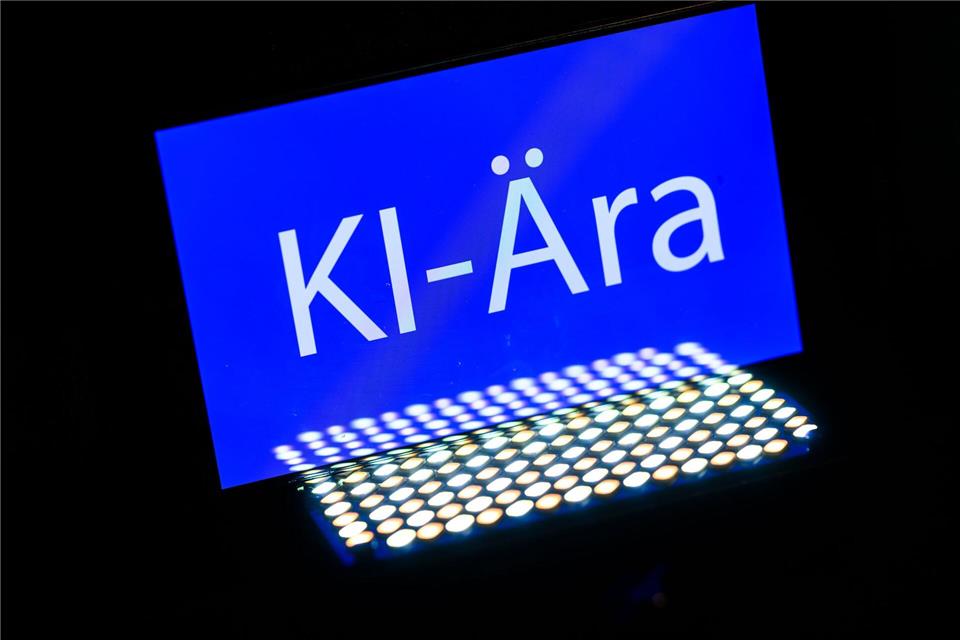 Das Wort des Jahres 2025 ist „KI-Ära“. Voraussichtlich 2026 werden viele Verbraucherinnen und Verbraucher erstmals einer Weiterentwicklung der Technologie begegnen - beim Online-Einkauf. (Symbolbild) Robert Michael/dpa