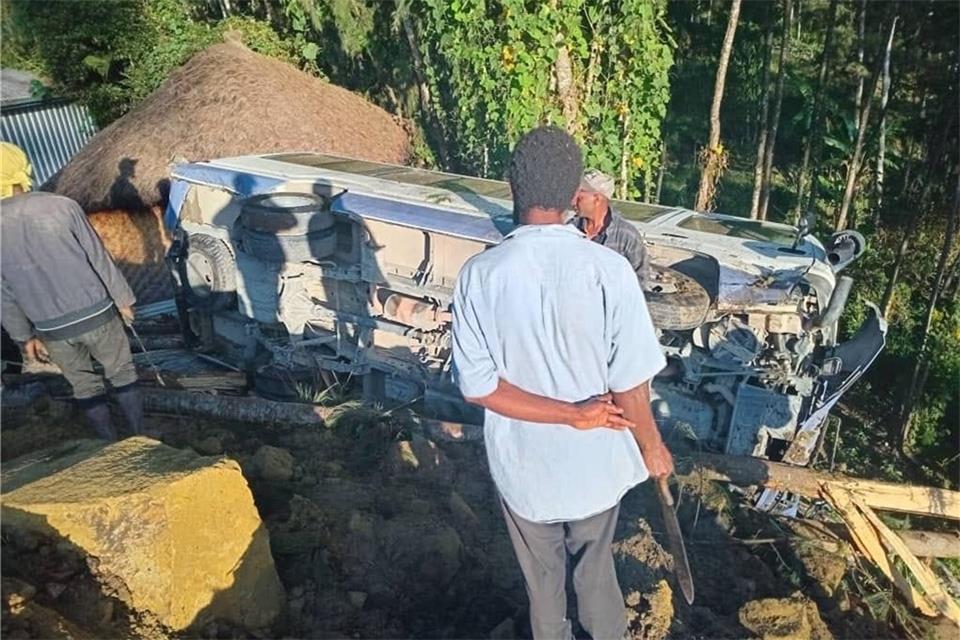 Erdrutsch in Papua-Neuguinea - Viele Tote befürchtet Das Wrack eines Fahrzeugs in der Provinz Enga.