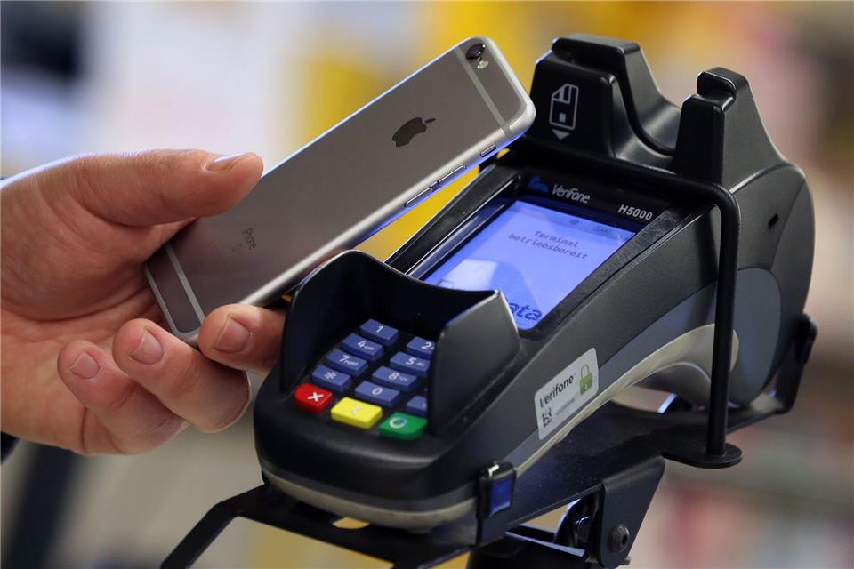 Das Zahlen per Smartphone breitet sich aus, gerade bei Jüngeren (Symbolfoto)Karl-Josef Hildenbrand/dpa