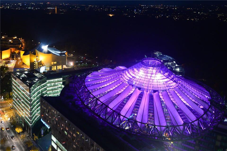 Das Zeltdach könnte Kulisse für einen Science-Film sein - nun wird sie es für Schlittschuhläufer. (Archivbild)picture alliance / Soeren Stache/dpa