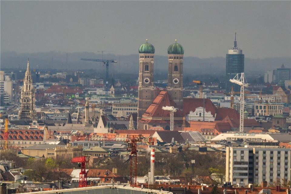 Das Zentrum der Münchner Innenstadt mit den markanten Türmen der Frauenkirche, die lange als Maßstab für neu geplante Hochhäuser galten. (Archivfoto)Peter Kneffel/dpa