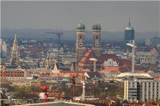 Das Zentrum der Münchner Innenstadt mit den markanten Türmen der Frauenkirche, die lange als Maßstab für neu geplante Hochhäuser galten. (Archivfoto)Peter Kneffel/dpa