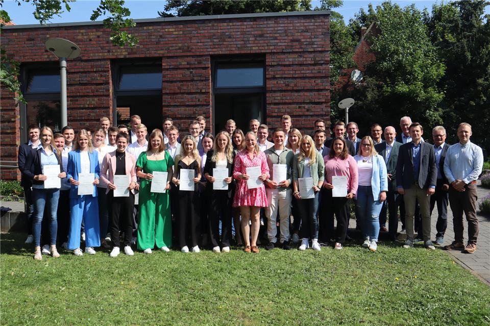 Das Zeugnis in der Hand: 37 staatlich geprüfte Agrarbetriebswirte wurden im 133. Jahrgang der Fachschule verabschiedet.