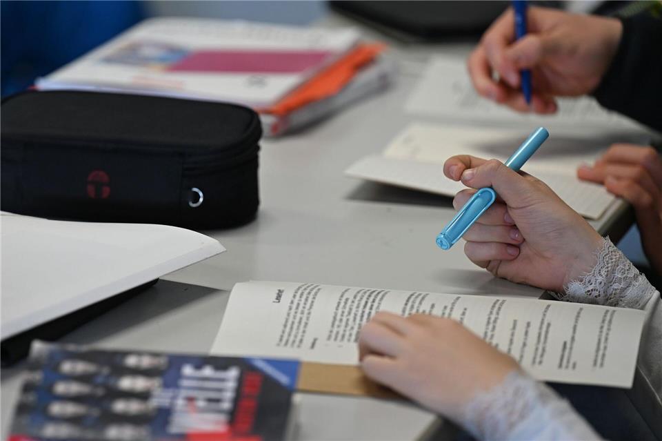 Das Ziel gleicher Bildungschancen für alle Kinder ist laut einer Studie weiterhin nicht erreicht. (Archivbild)  Michael Brandt/dpa