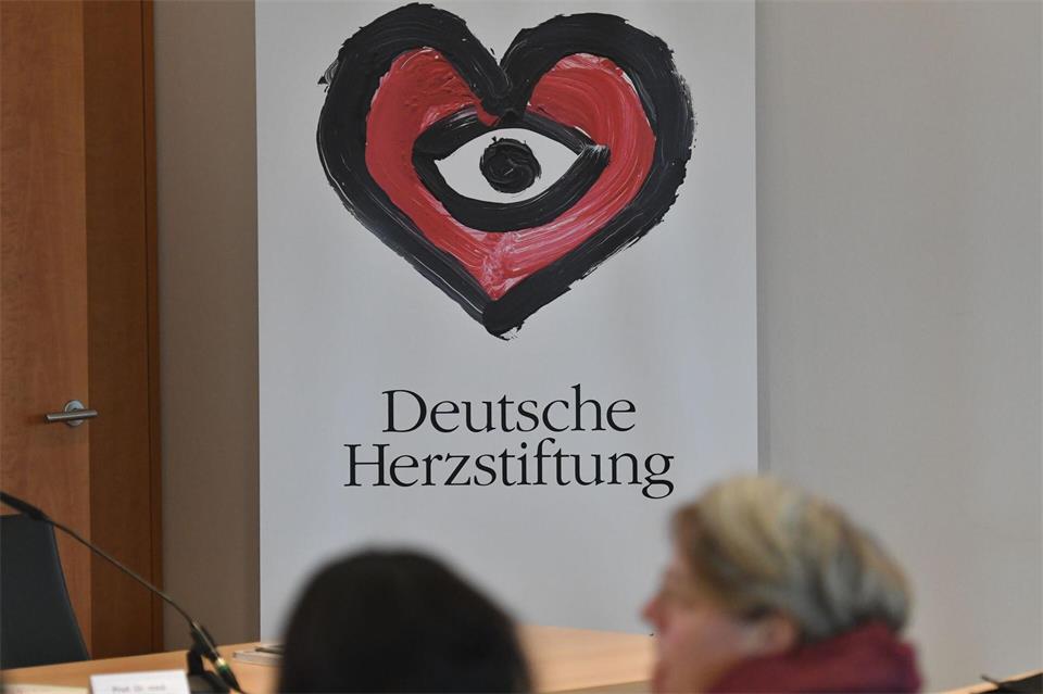 Das Ziel muss sein, eine Schädigung der Herzkrankgefäße zu verhindern, so die Herzstiftung (Archivbild). picture alliance / Paul Zinken/dpa