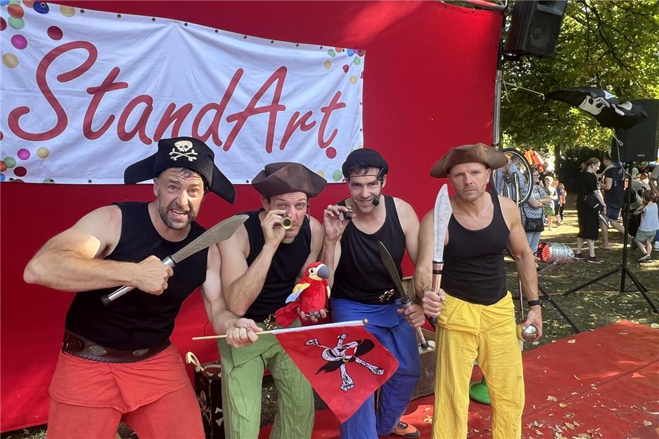 Das Zirkustheater „StandArt“ schlug seine Zelte im Stadtpark auf.