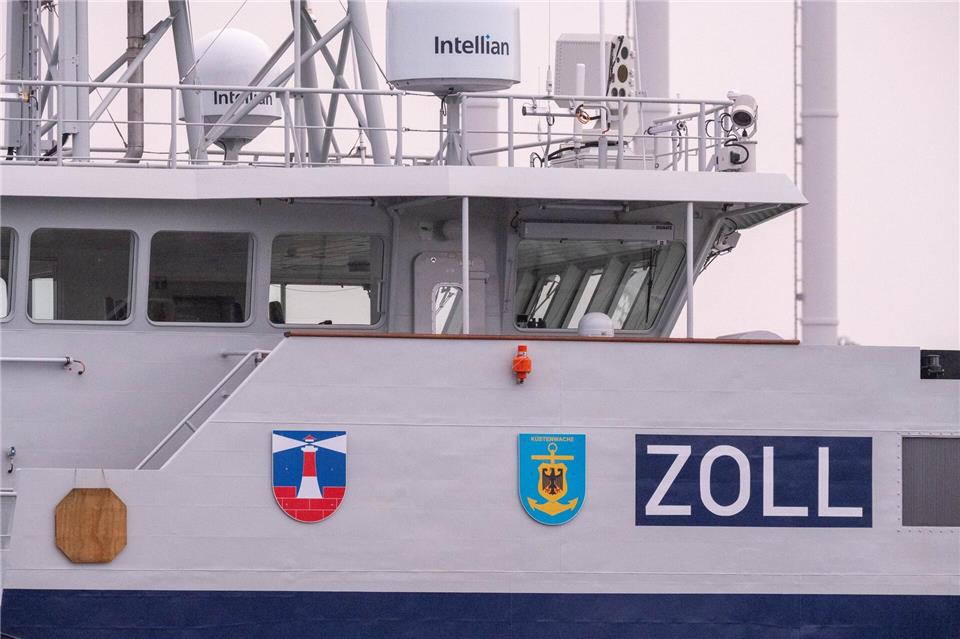 Das Zollschiff „Rügen“ ist nach Angaben der Behörde das größte Schiff der Zollflotte. (Archivbild)Stefan Sauer/dpa