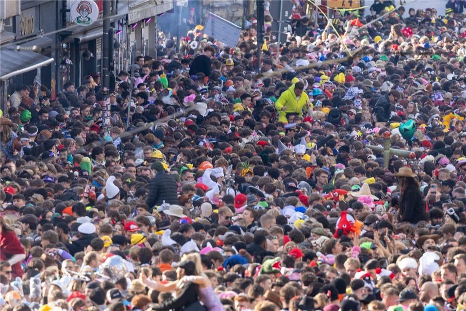 Das Zülpicher Viertel in Köln war schnell wieder prall gefüllt mit Menschen. Thomas Banneyer/dpa