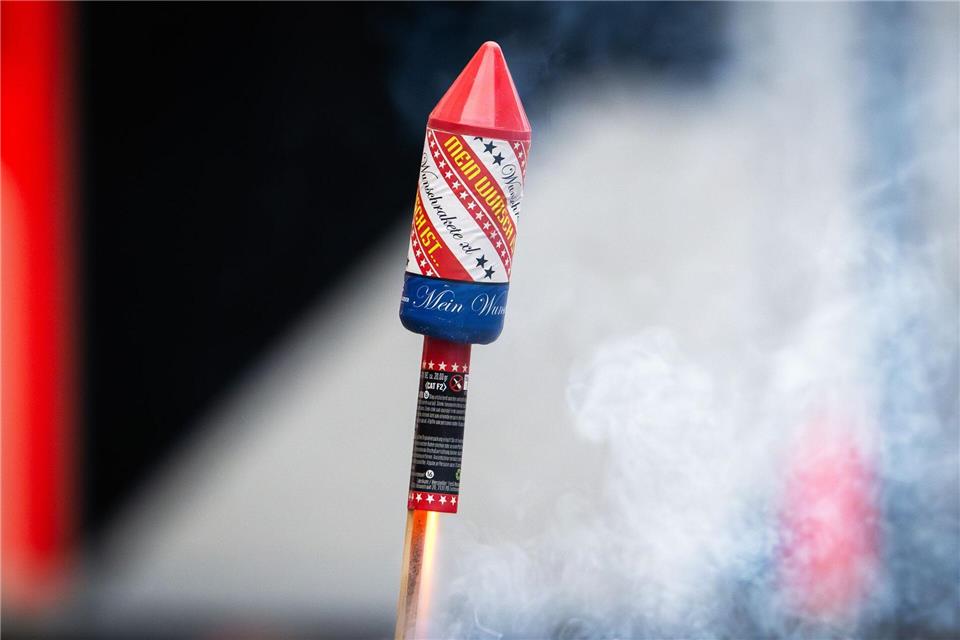 „Böllerverbot wäre ein Schritt hin zu mehr Frieden“ Das Zünden einer Feuerwerksrakete wird während einer Pressevorführung der Berliner Feuerwehr gezeigt. Die Feuerwehr informierte während der traditionellen Pressekonferenz zur Vermeidung von Bränden und Unfällen an Silvester in der Feuerwache Mitte über den richtigen Umgang mit Feuerwerkskörpern. (zu dpa: „Senatorin: 363 Menschen in Berlin durch Feuerwerk verletzt“)Soeren Stache/dpa