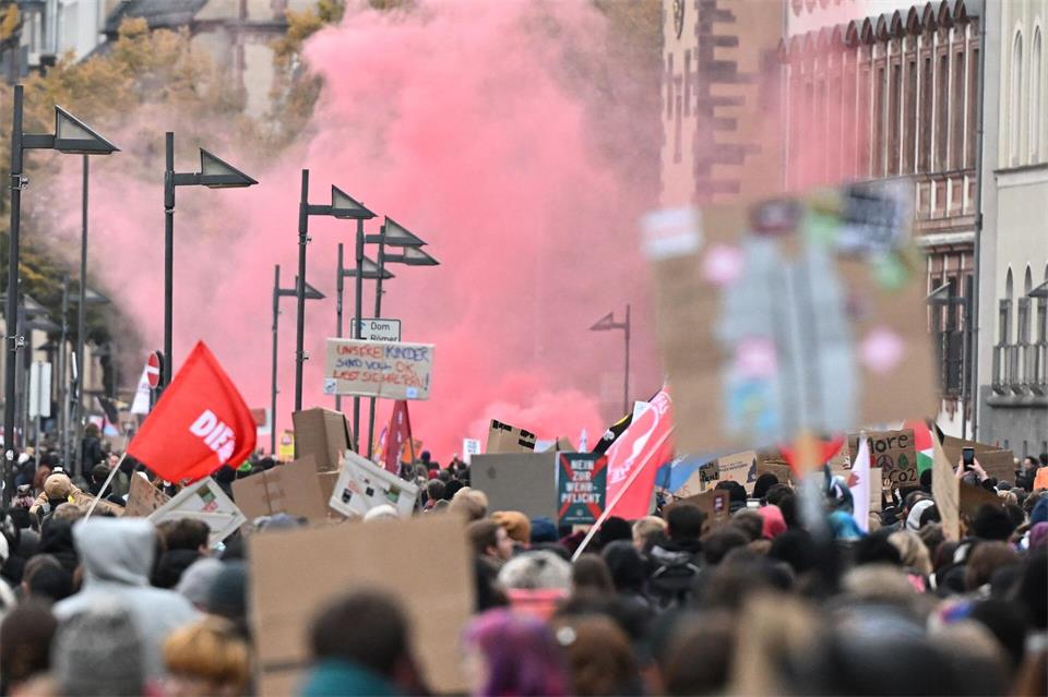 Das Zünden von Pyrotechnik führte zu einem kurzen Stopp der Demonstration in Frankfurt.Florian Wiegand/dpa