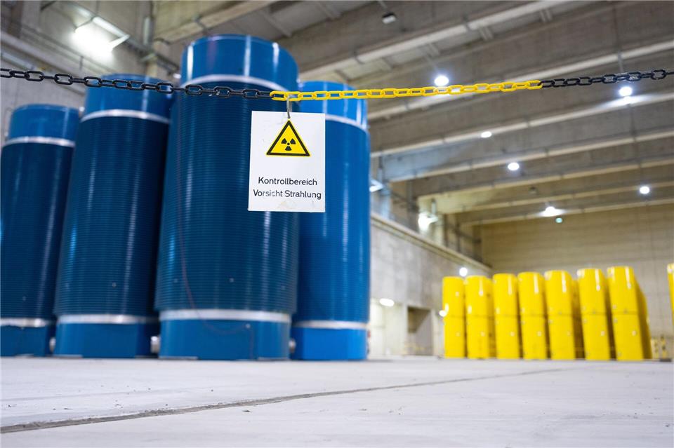 Das Zwischenlager Ahaus darf Atommüll aus einem Versuchsreaktor in Bayern aufnehmen. Die Stadt Ahaus hat jetzt den juristischen Widerstand dagegen aufgegeben. (Archivbild)Guido Kirchner/dpa