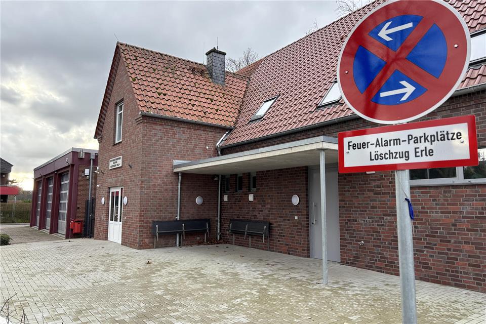 Das absolute Halteverbot auf dem Alarmparkplatz am Gerätehaus in Erle wird regelmäßig kontrolliert.