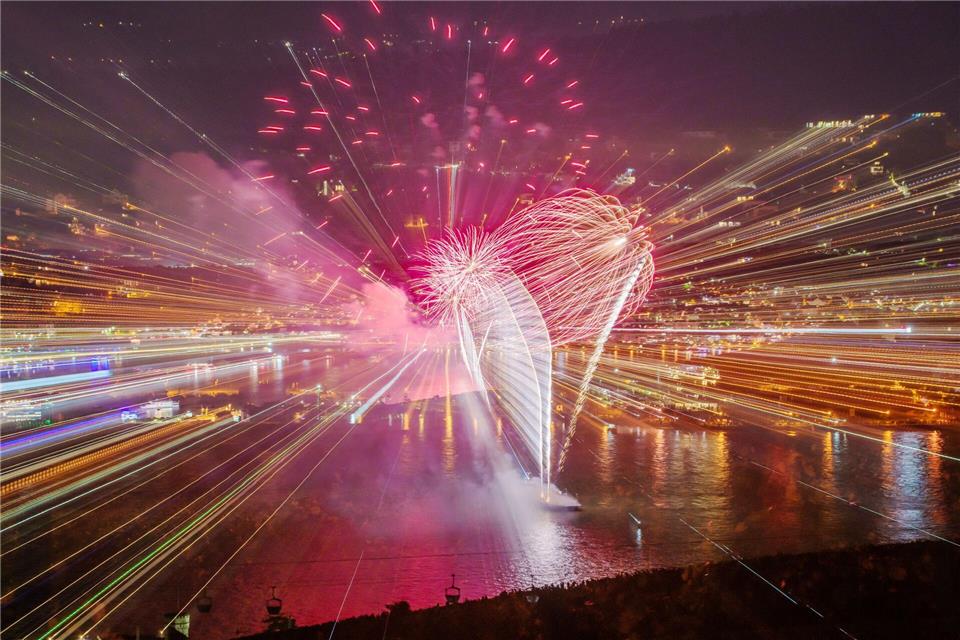 Das alljährliche Sommerspektakel „Rhein in Flammen“ in Rüdesheim und Bingen wollen am 4. Juli auch Winzer als farbenprächtige Kulisse für ein Weinevent im Rheingau nutzen. (Archivbild) Andreas Arnold/dpa