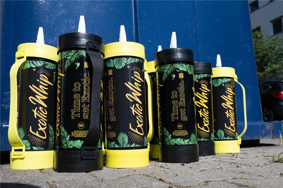 Das als Lachgas bekannte Distickstoffmonoxid gilt als Partydroge und wird durch Inhalieren konsumiert. (Symbolbild)Boris Roessler/dpa