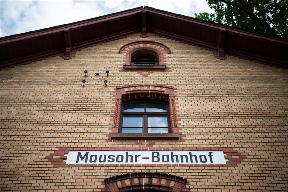 Das alte Bahnhofsgebäude ist der Lebensraum der Tiere.Hannes P. Albert/dpa