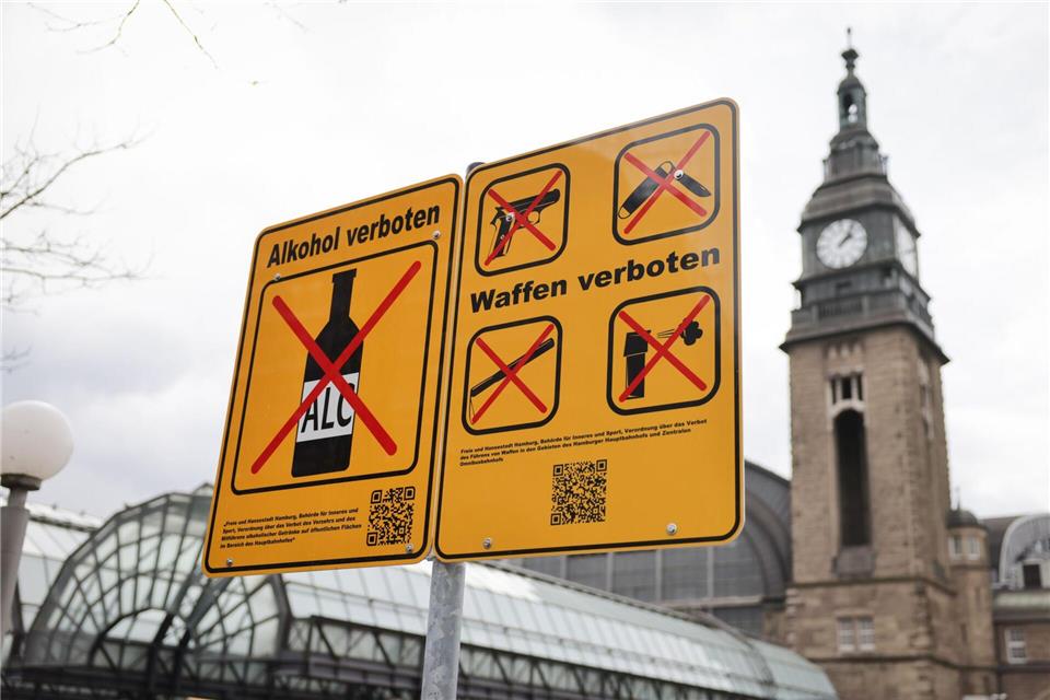 Das am Hauptbahnhof geltende Alkoholverbot ist auf den angrenzenden Stadtteil St. Georg ausgeweitet. (Archivbild) Christian Charisius/dpa
