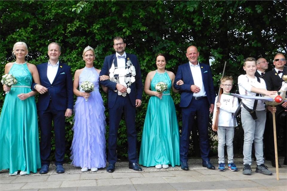Das amtierende Marbecker Königspaar mit Ehrendamen und -herren sowie dem Nachwuchs.