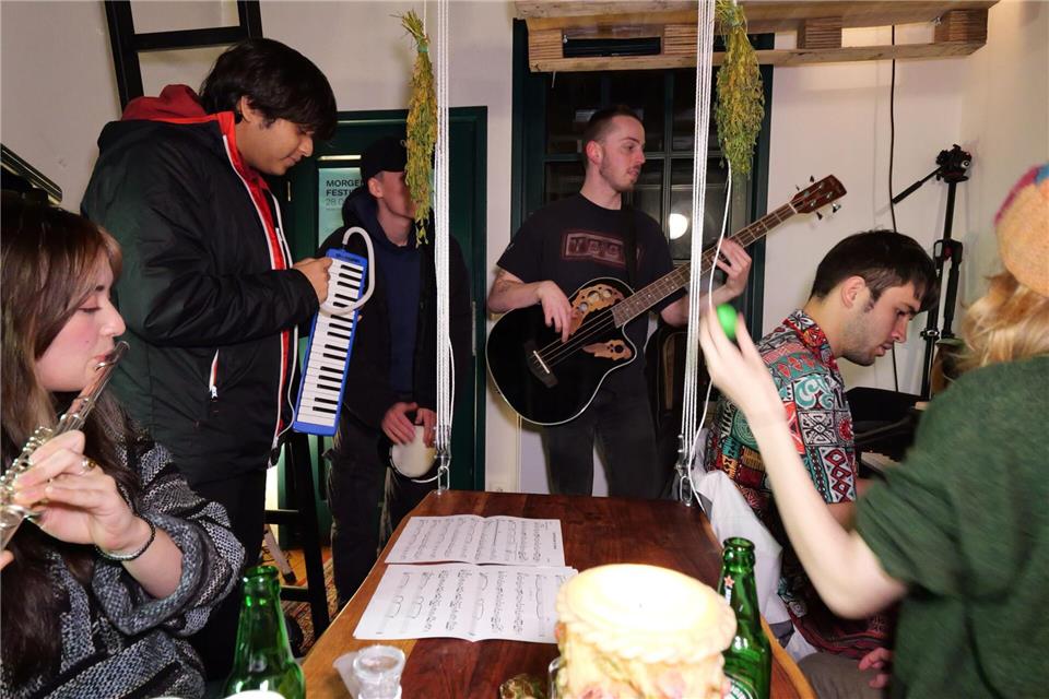 Leben in „Deutschlands kleinstem Studentenwohnheim“  Das an vier Flaschenzügen aufgehängte Holzbrett dient als Tisch, der nach oben gezogen wird, wenn Jeremies ihn nicht braucht. Jörn Hüneke/dpa