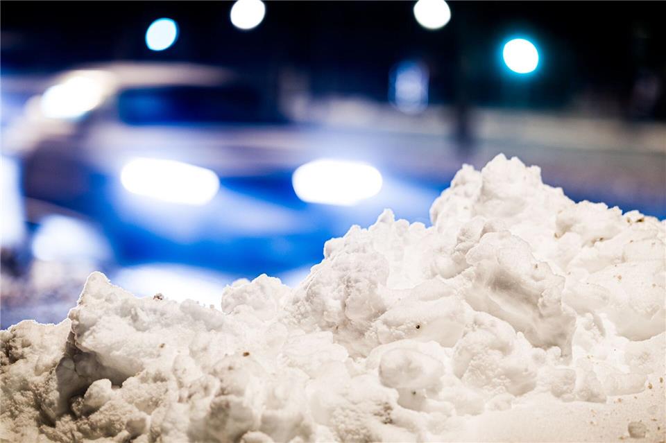Das anhaltende Winterwetter sorgt vielerorts für glatte Straßen. (Archivbild)Moritz Frankenberg/dpa