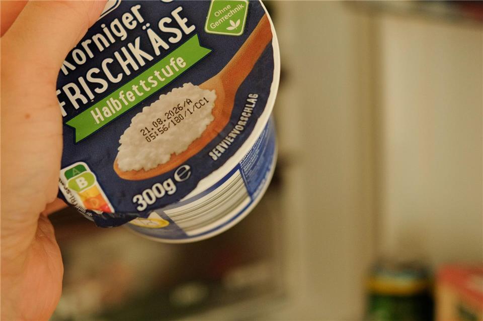 Das aufgedruckte Datum bei körnigem Frischkäse ist ein Mindesthaltbarkeitsdatum und kein Verbrauchsdatum. Er kann noch völlig in Ordnung sein - wenn er nicht bereits geöffnet war. Zacharie Scheurer/dpa-tmn