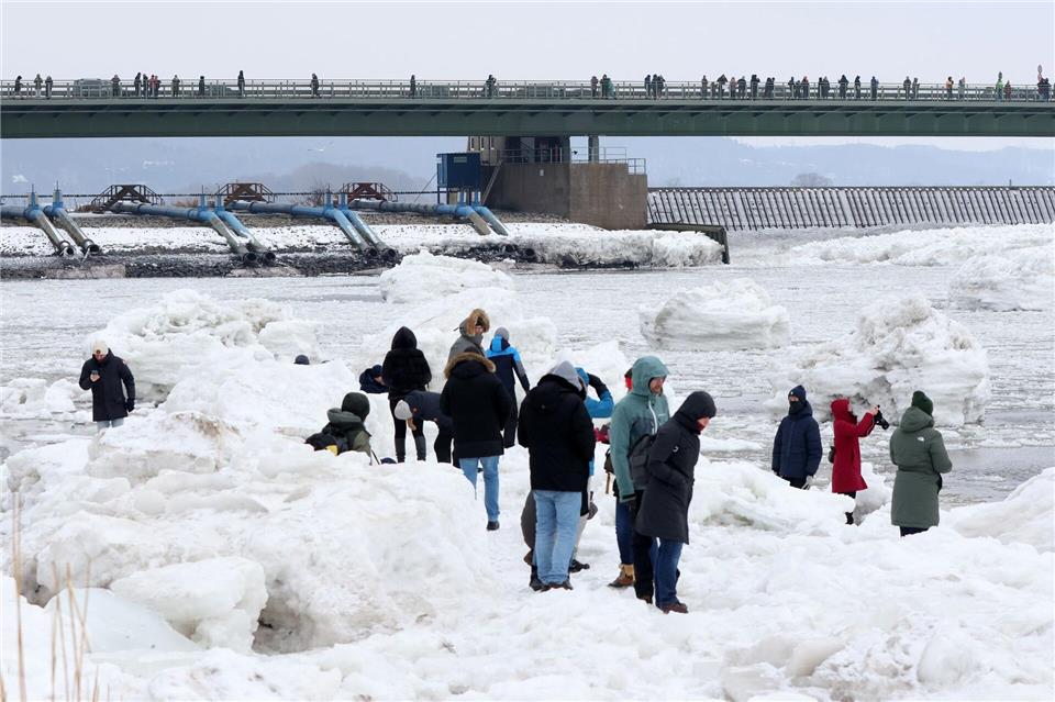 Das aufgestaute Eis vor dem Sperrwerk lässt weniger Wasser flussabwärts fließen und führt zu einem niedrigeren Pegelstand im Hamburger Hafen. (Archivbild)Bodo Marks/dpa