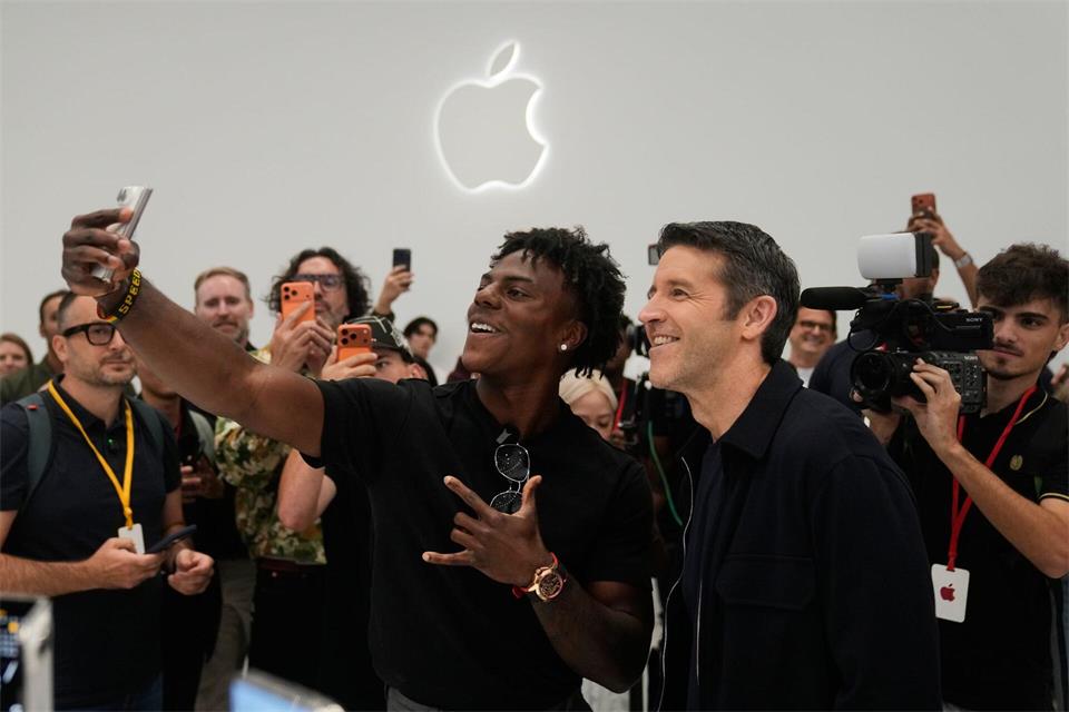 Das aufklappbare iPhone ist die erste große Wette des Konzerns unter dem neuen Chef John Ternus (rechts im Bild).Jeff Chiu/AP/dpa