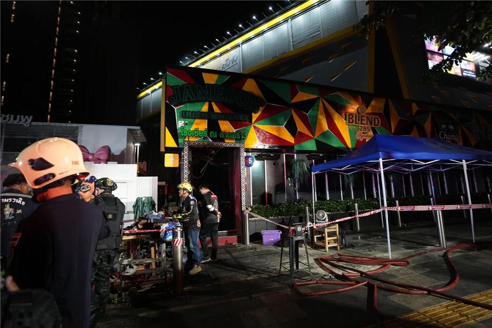 Das ausgebrannte Lokal wurde abgesperrt.Sakchai Lalit/AP/dpa