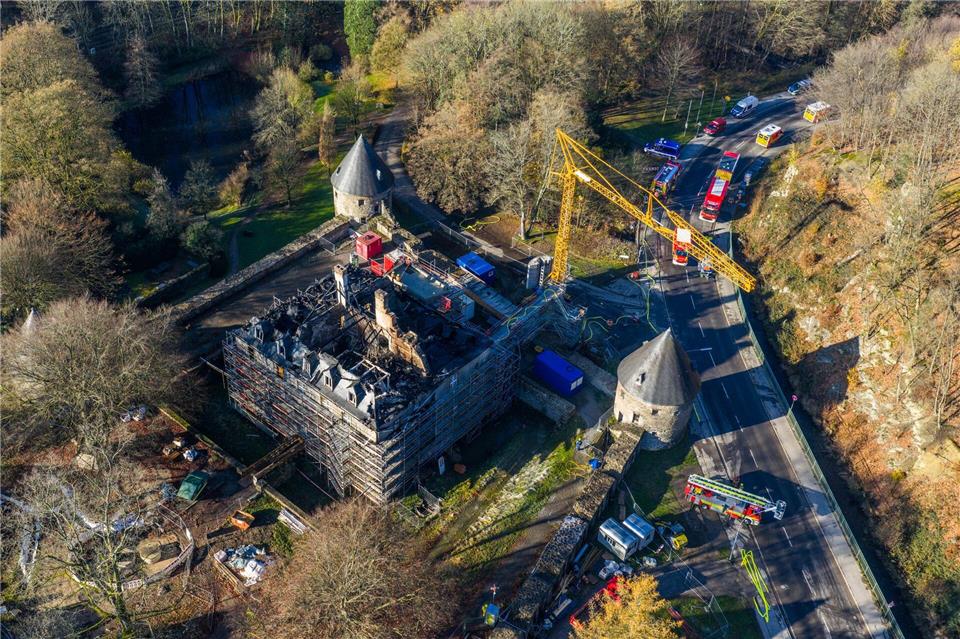 Das ausgebrannte Schloss Hardenberg liegt in einem Tal- und Waldgebiet in Velbert-Neviges. (Luftaufnahme mit einer Drohne)Christoph Reichwein/dpa