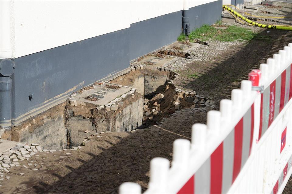 Das ausgelaufene Wasser unterspülte Straßen und Gehwege.Sven Kaeuler/dpa