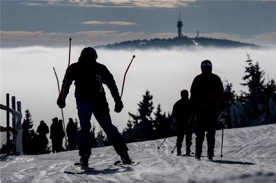 Das bei Wintersportlern beliebte alpine Skigebiet am Fichtelberg soll privatisiert werden, doch der Verkauf stockt (Archivbild)Hendrik Schmidt/dpa