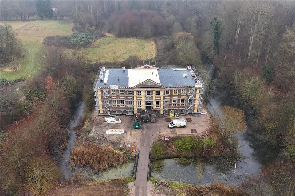 Das bei einem Brand im Frühjahr schwerbeschädigte Barockschloss Johannstorf hat jetzt ein Notdach.Philip Dulian/dpa